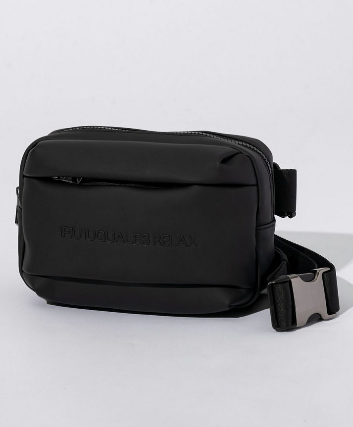 1PIU1UGUALE3 RELAX(ウノピゥウノウグァーレトレ リラックス) シンセティックレザーボディバッグ USZ-25030 ブラック